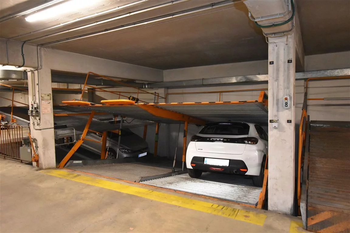 Tiefgarage mit Hebebühne