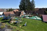 Garten mit Spielplatz und Dachterrasse