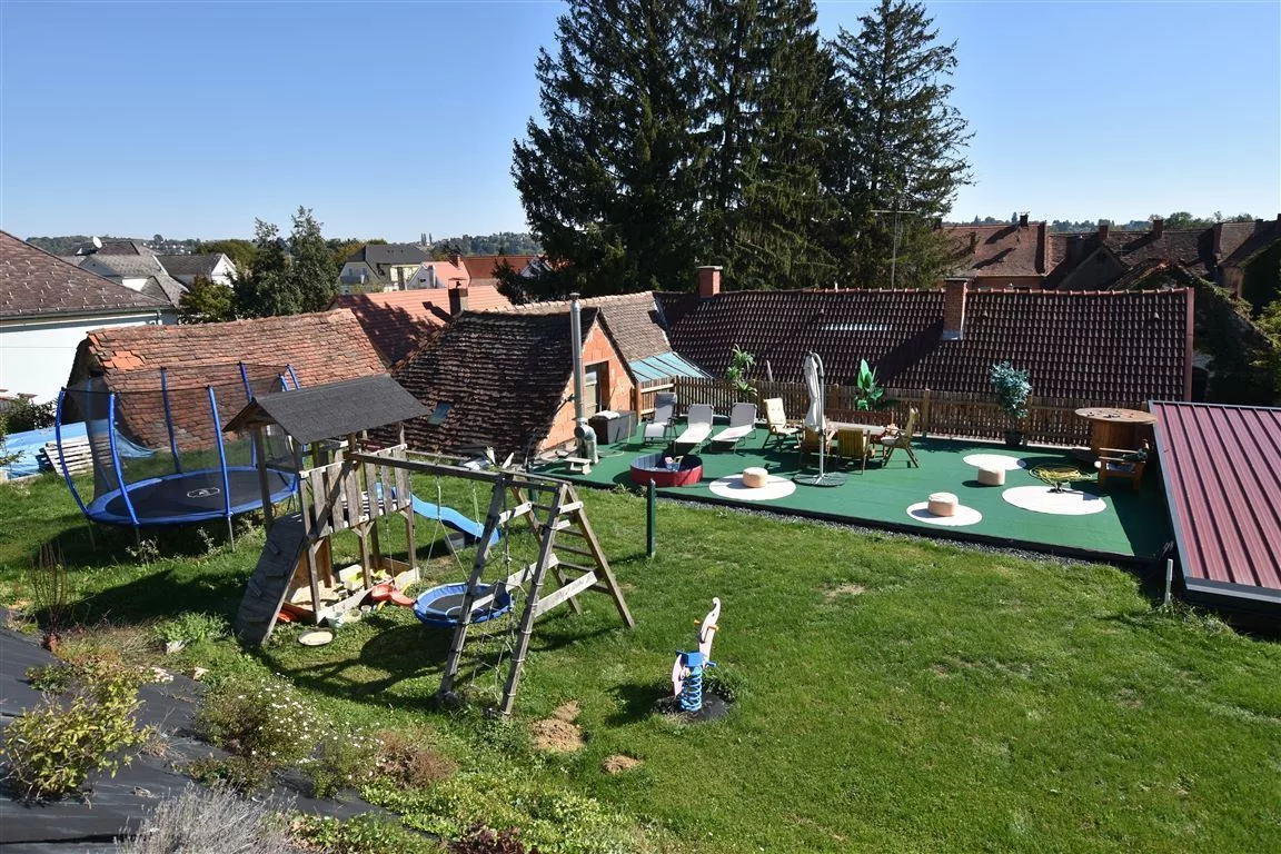Garten mit Spielplatz und Dachterrasse
