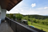 Familienhaus mit Terrasse in Aussichtslage (renovierungsbedürftig) - Balkon EG