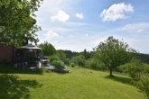 Familienhaus mit Terrasse in Aussichtslage (renovierungsbedürftig) - Garten